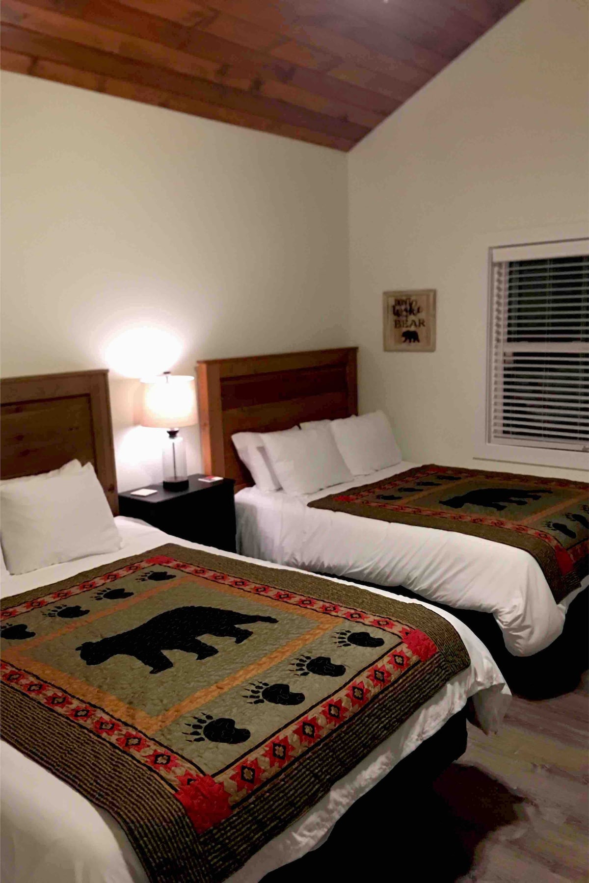 Útulný hlavný loft s kýčovitým borovicovým
klenutým stropom.