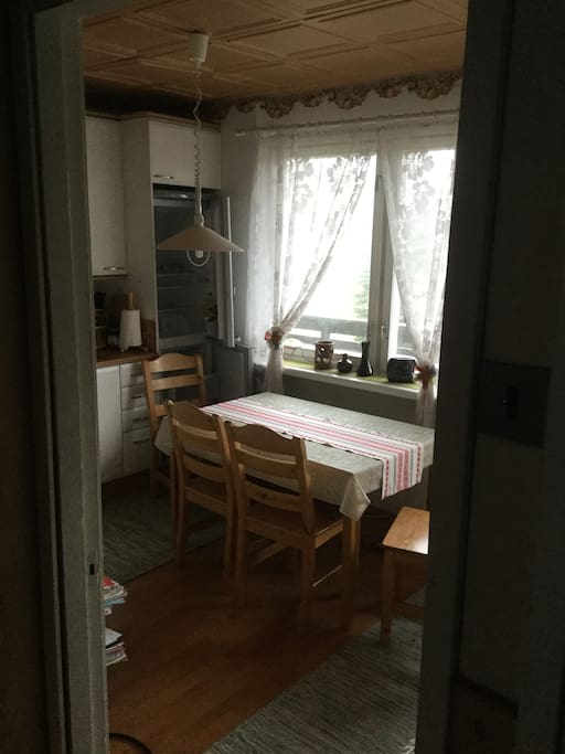 Keittiö,jossa pöytä 4 hengelle ,sekä käynti parvekkeelle,jossa voit mukavasti nauttia aamiaista. Keittiössä jääkaappipakastin ,liesi/uuni,sekä kaikki tarvittava ruokailuvälineistö