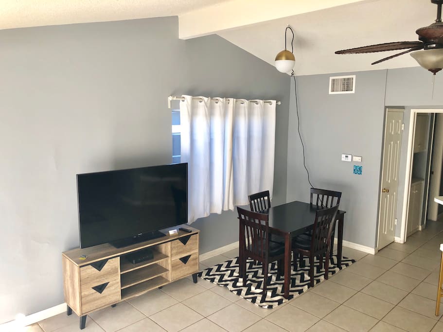 Tv / Dining Area ! Netflix and WiFi available !