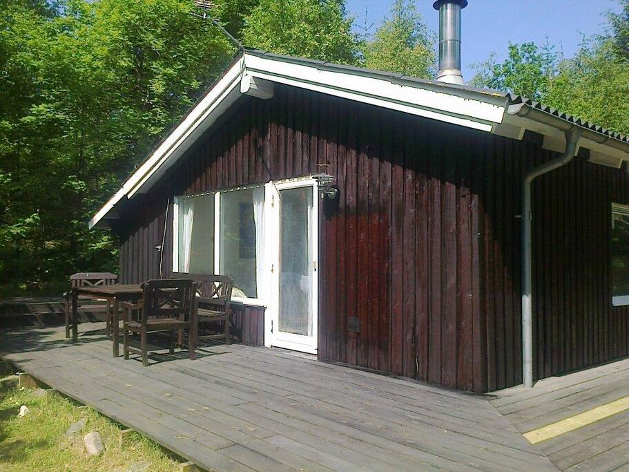 Terrasse rundt om huset