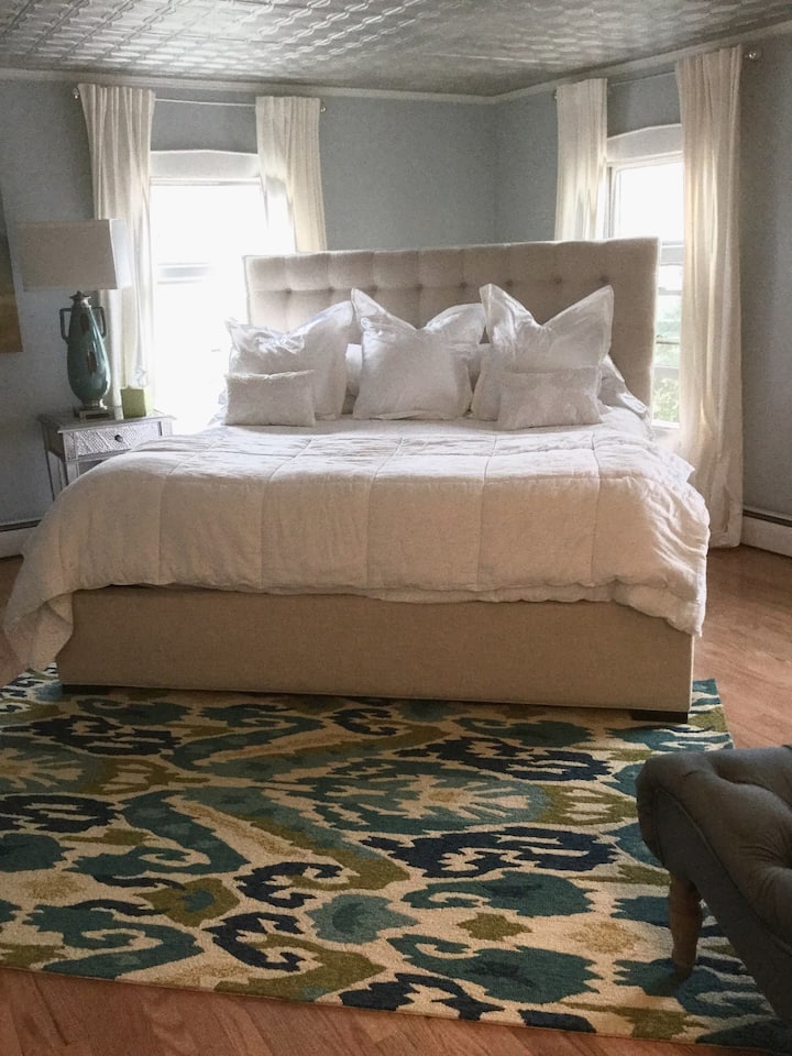 Bedroom one : king bedroom 