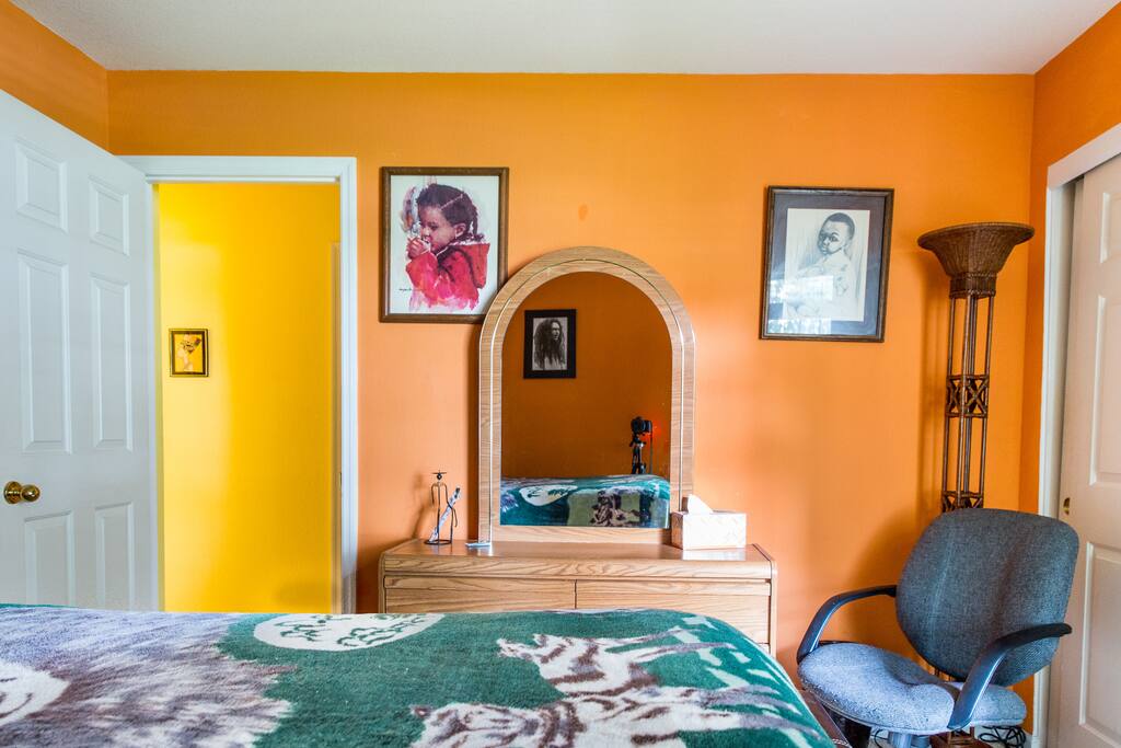 Nice dresser/mirror in room