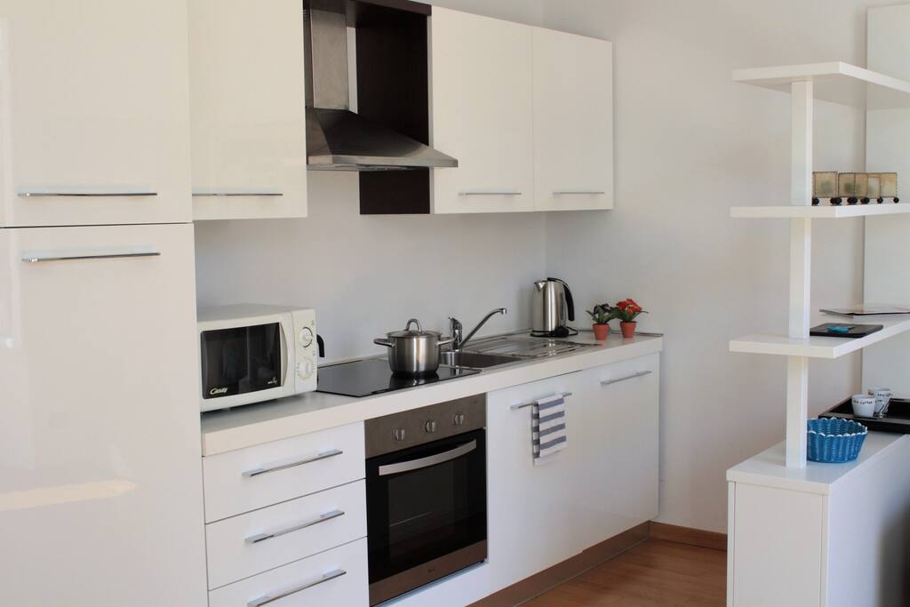 Fully equipped modern kitchen (dishwasher available)
