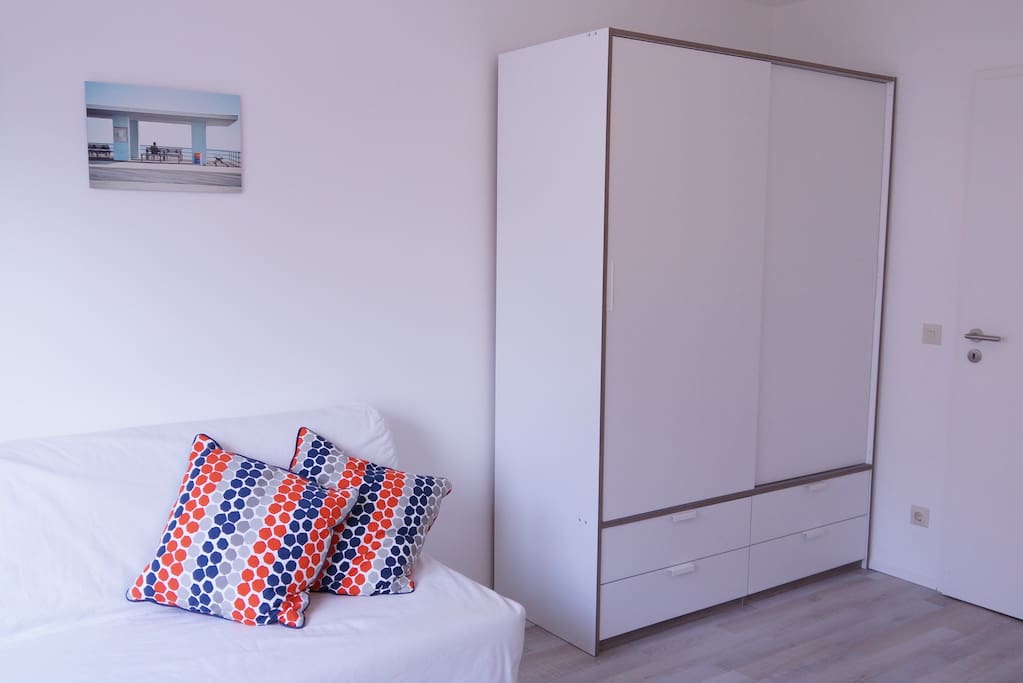 Schrank und Schlafcouch