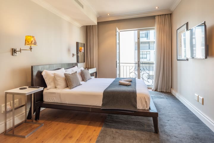 Chambre principale avec salle de bain attenante, lit queen size luxueux et télévision connectée 42 pouces avec Netflix