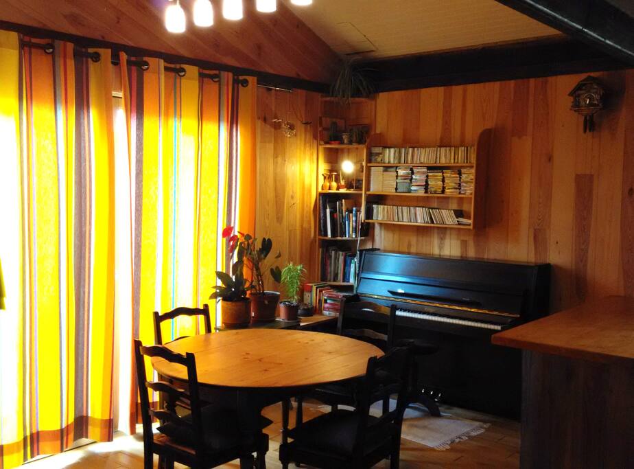 salle à manger avec piano. Possibilité de rallonger la table.