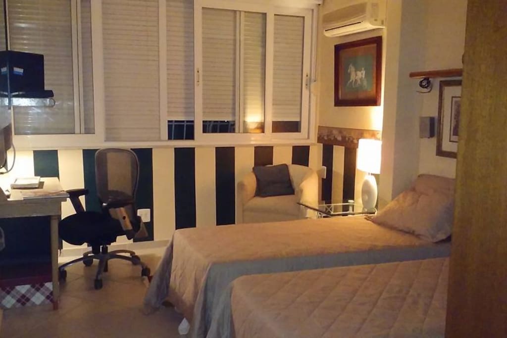 Quarto verde com 2 camas de solteiro