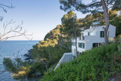 The sea at your feet in Cadaquès