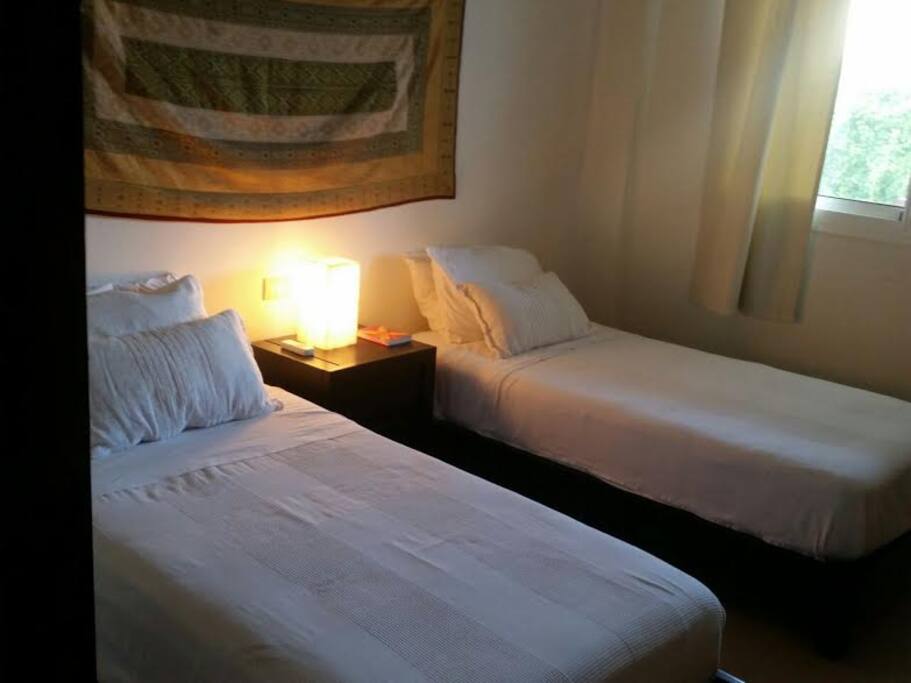 Dormitorio con 2 camas individuales