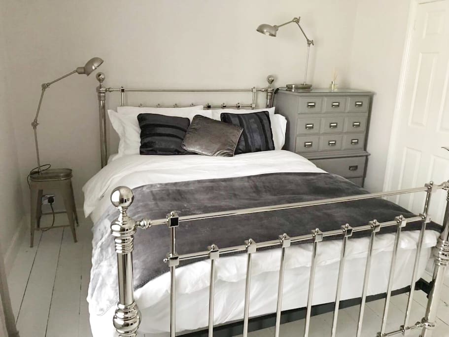 Bedroom 1 has a brand new king size bed with high quality Technic Orthopaedic mattress. King size duvet is a luxury feather&down, White Company and all the bedding are White Company Egyptian cotton to give you that luxury hotel feel and to ensure a restful & comfortable nights sleep.
This bedroom is a decent size and can accommodate an extra mattress (&cotbed) on the floor if necessary. Travelcot is available at the property.