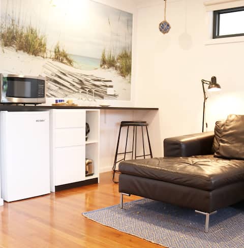 Top Airbnb: A peaceful retreat close to all Geelong offers in Geelong