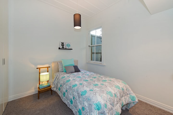 ห้องนอน 3 พร้อมเตียงคิงไซส์และเตียงเสริมพร้อมที่นอนตู้เสื้อผ้า