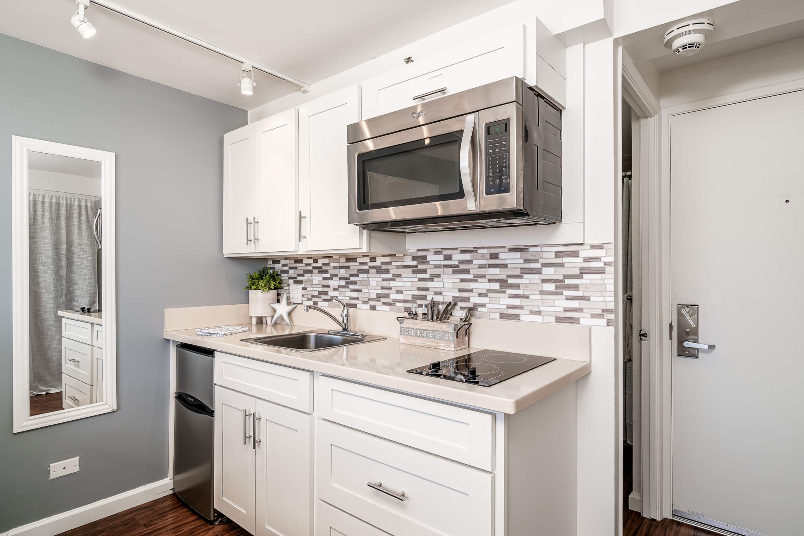 Condo in Honolulu · ★4.73 · Studio · 1 bed · 1 private bath - Image 2