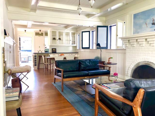 Classic Venice Beach Bungalow~Walk to Beach gallery image 5