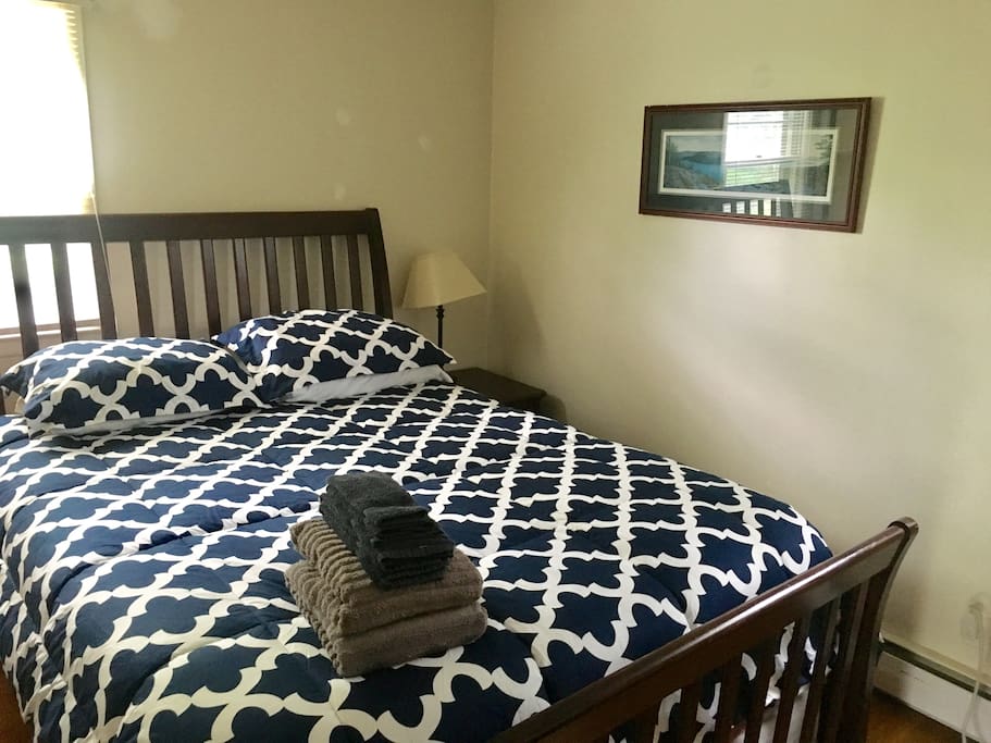 Queen bed.