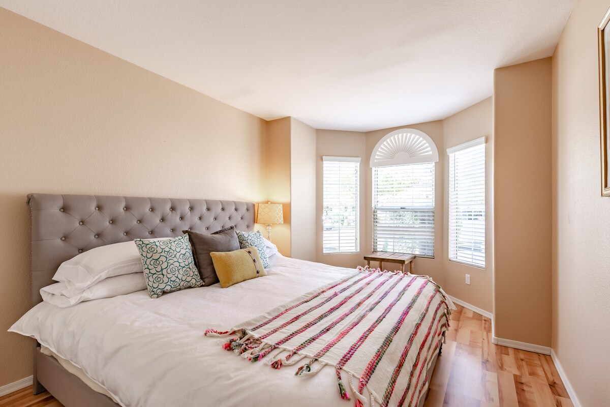 Guestroom 1 with King Bed