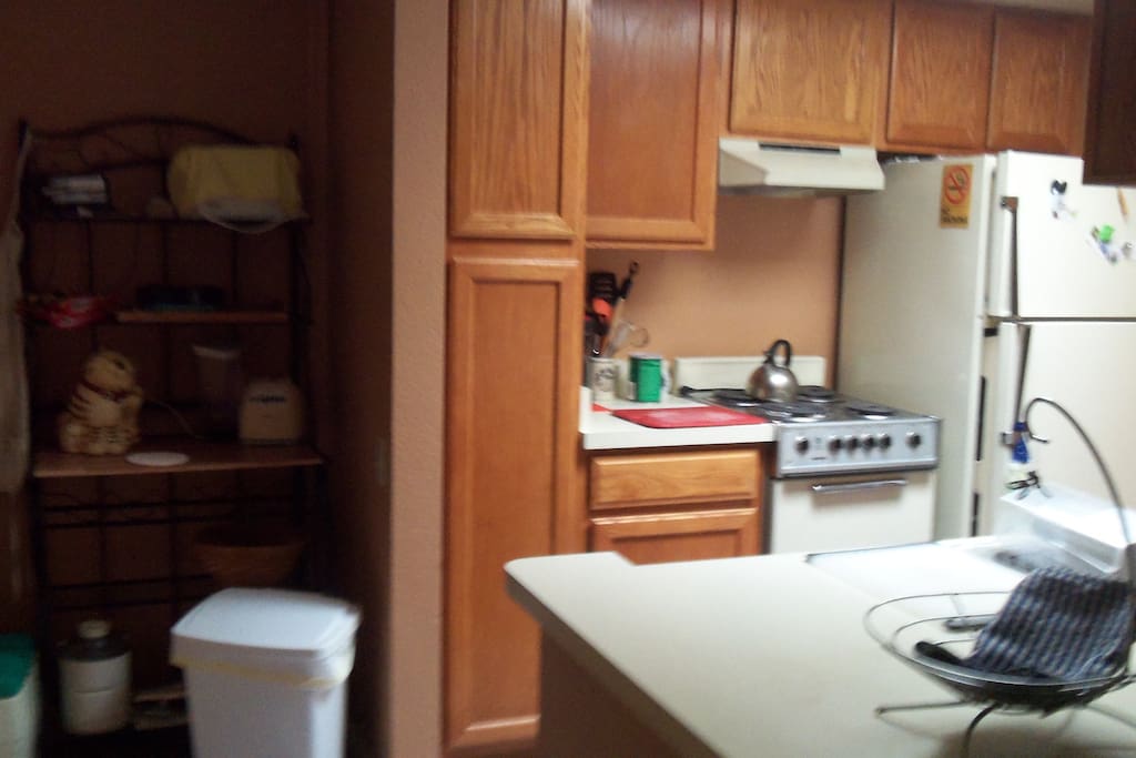 Kitchen-electric stove, ref/freezer