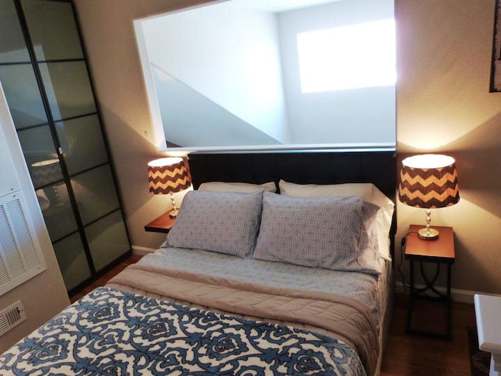 PODKROVIE s druhou spálňou a manželskou posteľou Queen, úplne nový plyšový matrac s vrchným vankúšom - 2 lôžka