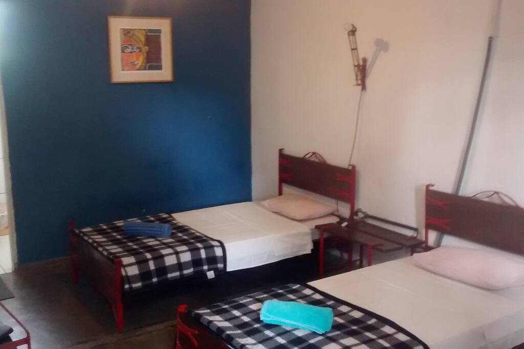 Duas camas de solteiro que podem ser unidas e colocar uma espuma no meio para virar uma cama de casal.