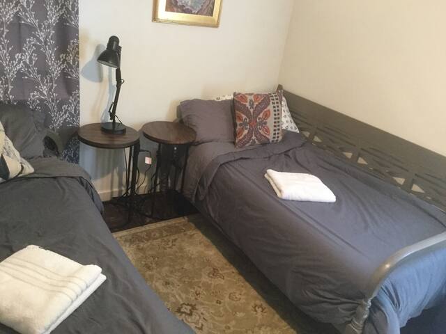 SLO City House, Room B-two twin beds