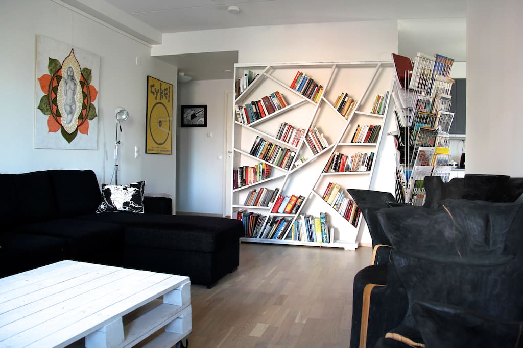 The living room. Comfortable sofas, chairs made of tree trunks and a lot of magazines and books!