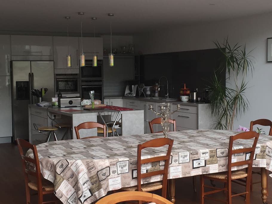 Grande cuisine équipée et grande table pour le petit déjeuner