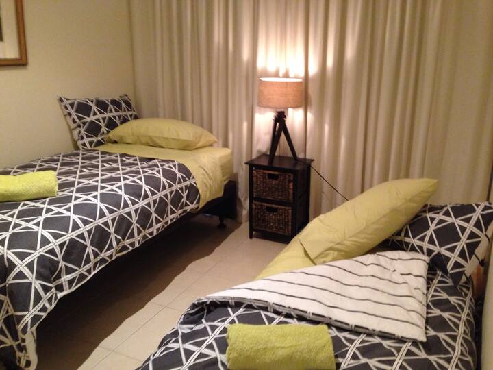 第二间卧室， 2张单人床 
