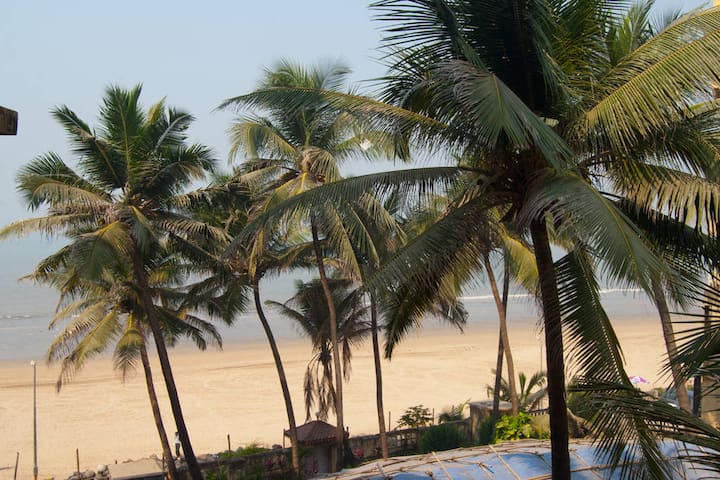 Home by the Beach!! Feel the Waves