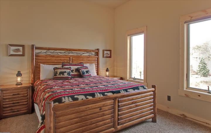 Chumba cha 3 cha kulala kilicho na kitanda cha ukubwa wa kifalme na bafu la chumba cha