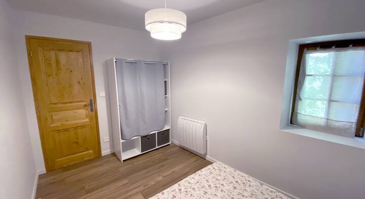 Na chumba cha kulala cha pili kilicho na kitanda cha watu wawili...