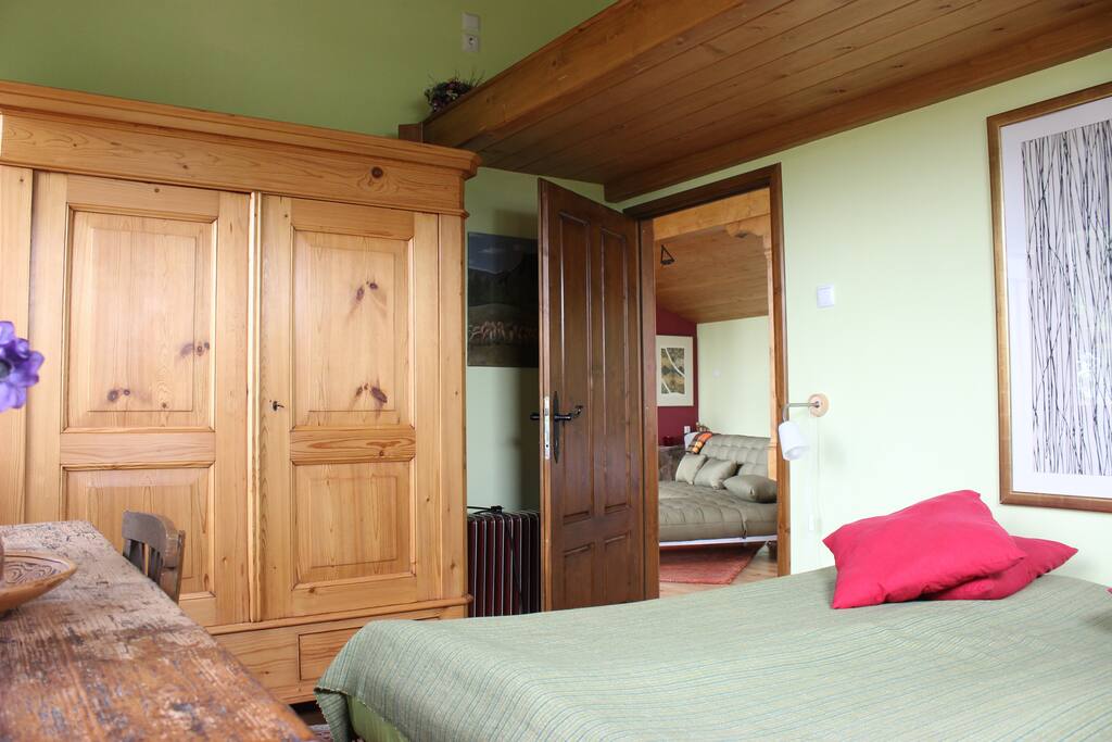Schlafzimmer mit Blick in den Wohnbereich