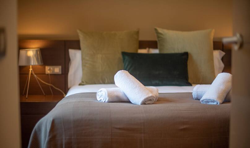 Paseo de Gracia Suite 2, luxurious & cozy, smartTV gallery image 5