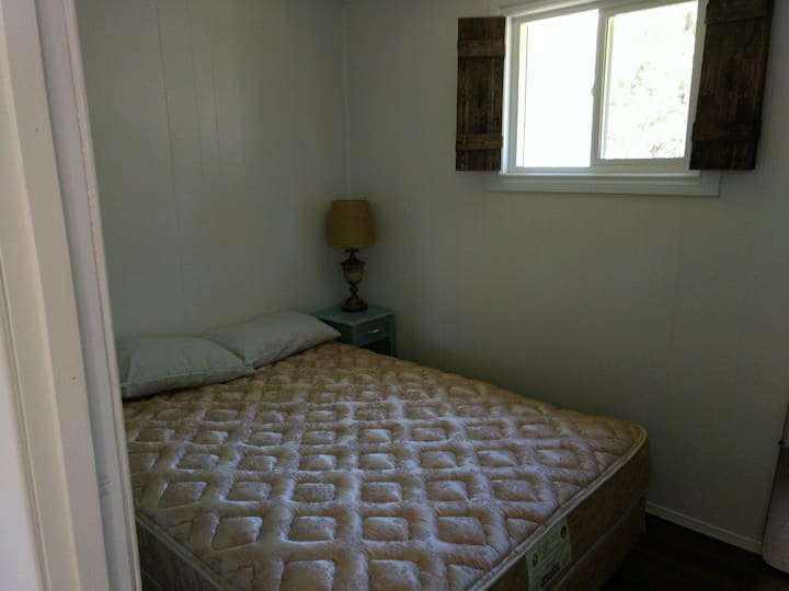 Spavaća soba 1 ima bračni krevet (širine 150 - 179