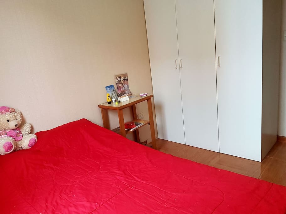 cama mesita para poner laptops y en laparte superior y otras cosa en las repisas, coenctor de corriente cerca. Wlaking closet con puertas y lugar para percheros