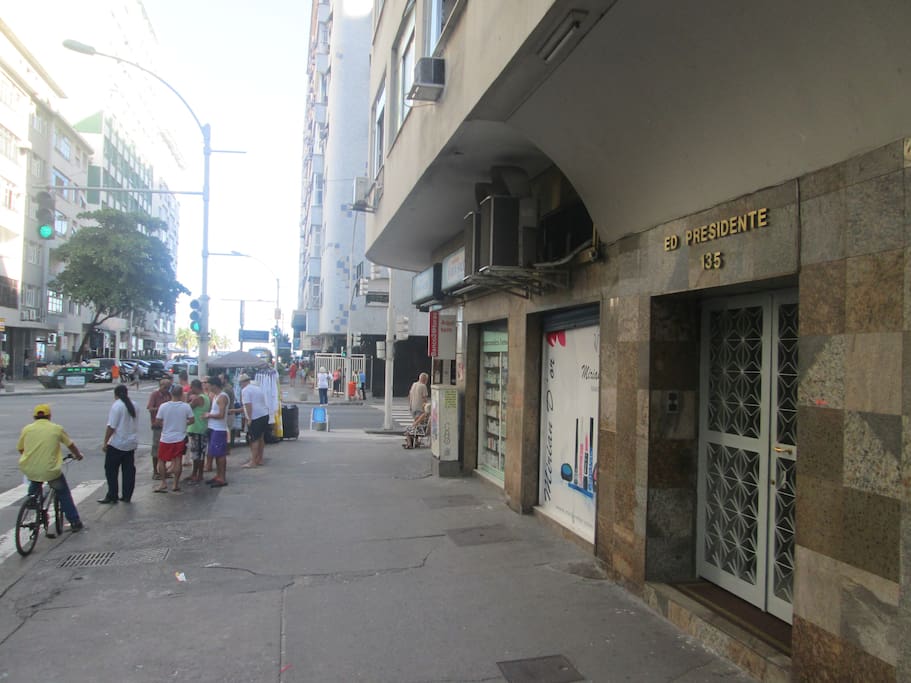 Entrada do Prédio e acesso a praia.