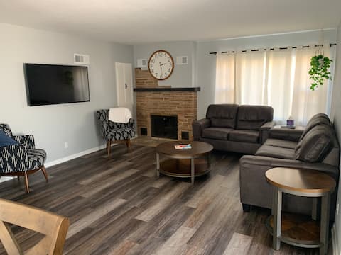 Cheerful 3-Bedroom, 2 Bath home. Family friendly!