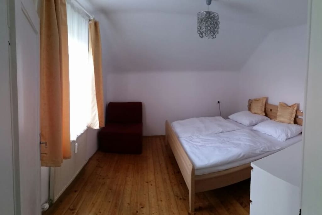 Schlafzimmer mit Doppelbett und Ausziehsofa
