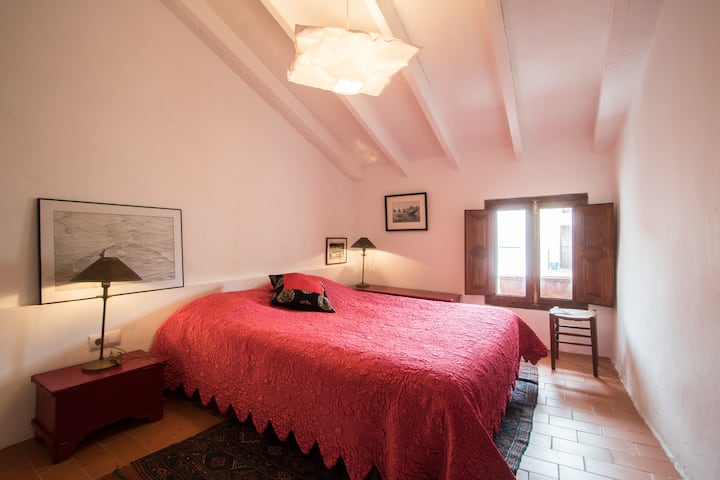 Habitación 3: cama doble y baño con ducha adyacente. Aire acondicionado