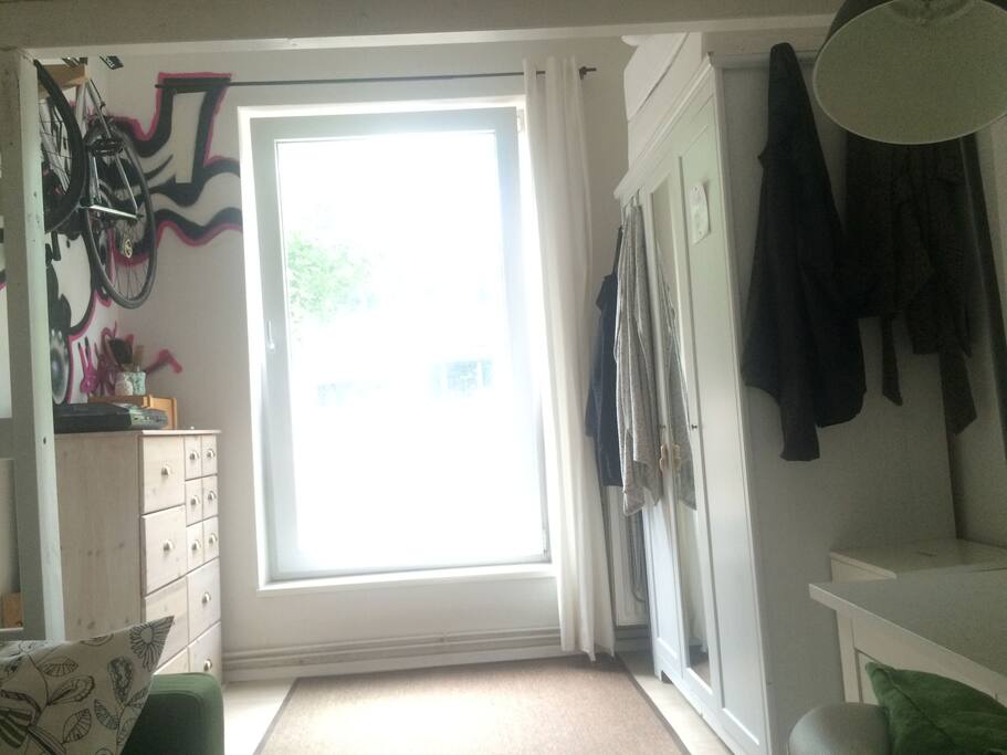 Dein Zimmer - Terrasse & Schrank
