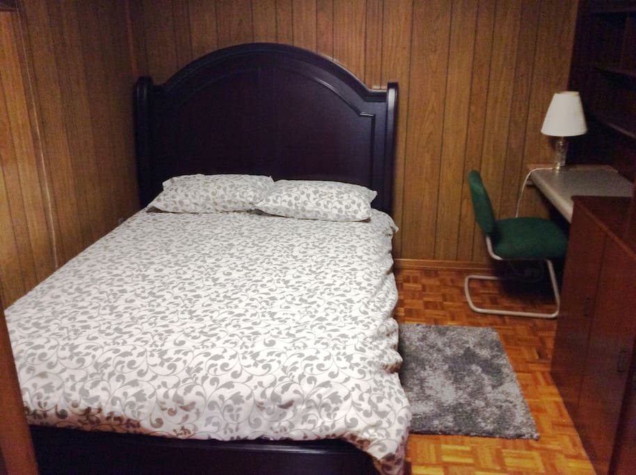 Queen bed in the bedroom