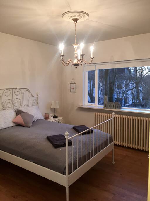 Bedroom with a queen size bed