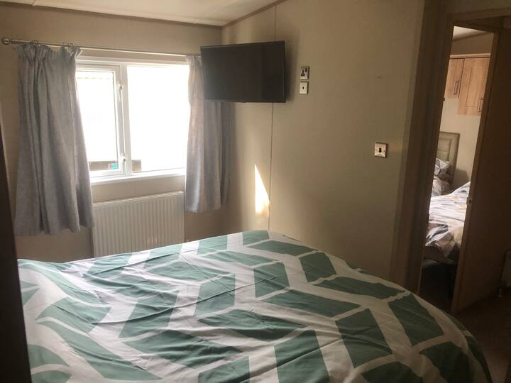 Dormitorio principal con traje y armario