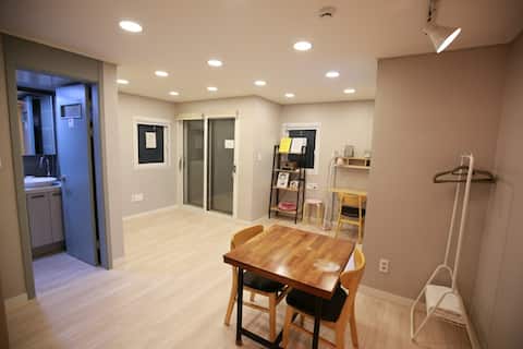 (Mugunghwa <201>) LP Bar and Neighborhood Bookstore Music & Beer House Traveler Accommodation & Busi