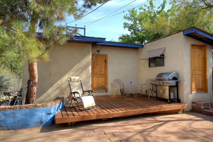 Studio 5 blocks to 4th, 7 to UA