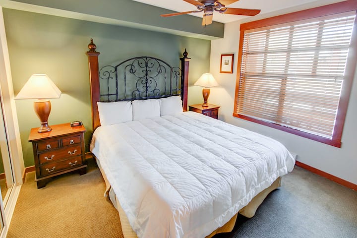 นี่คือห้องนอนใหญ่ที่มีวิวภายนอกของทางเดินสกีและสะพาน