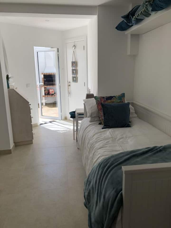 Chumba cha kulala cha 4 kilichotengenezwa kama kitanda kimoja