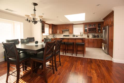 Executive Dream House (Sleeps 8-13)