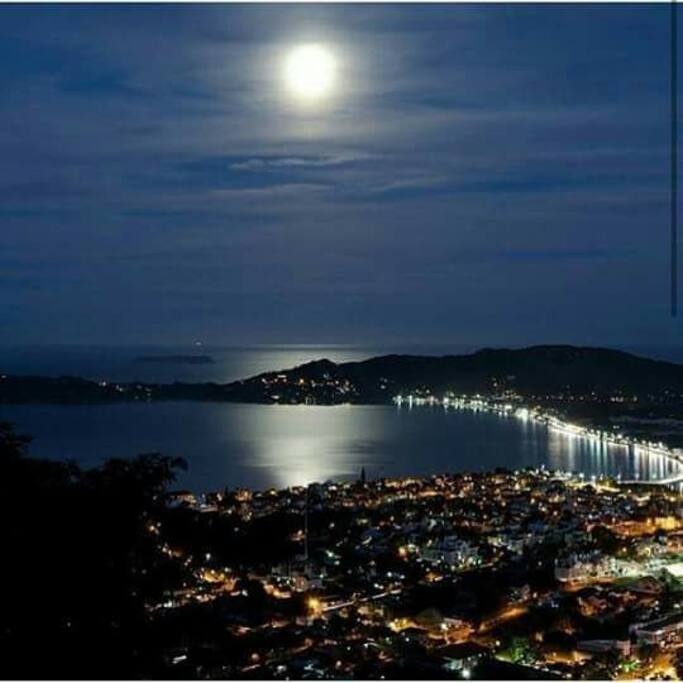 Vista da Lagoa da Conceição em noite de lua cheia...