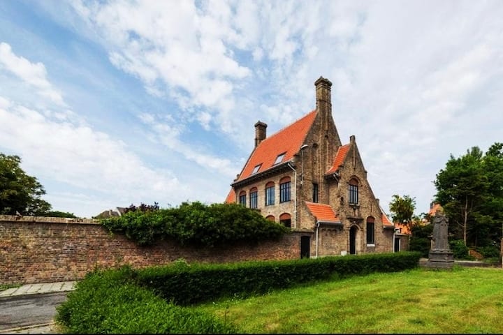 Unique renovated rectory, dating from 1923.