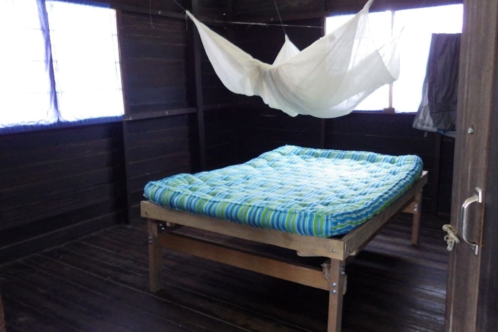 1 lit pour 2 personne, je vous donnerai un drap et un oreiller.